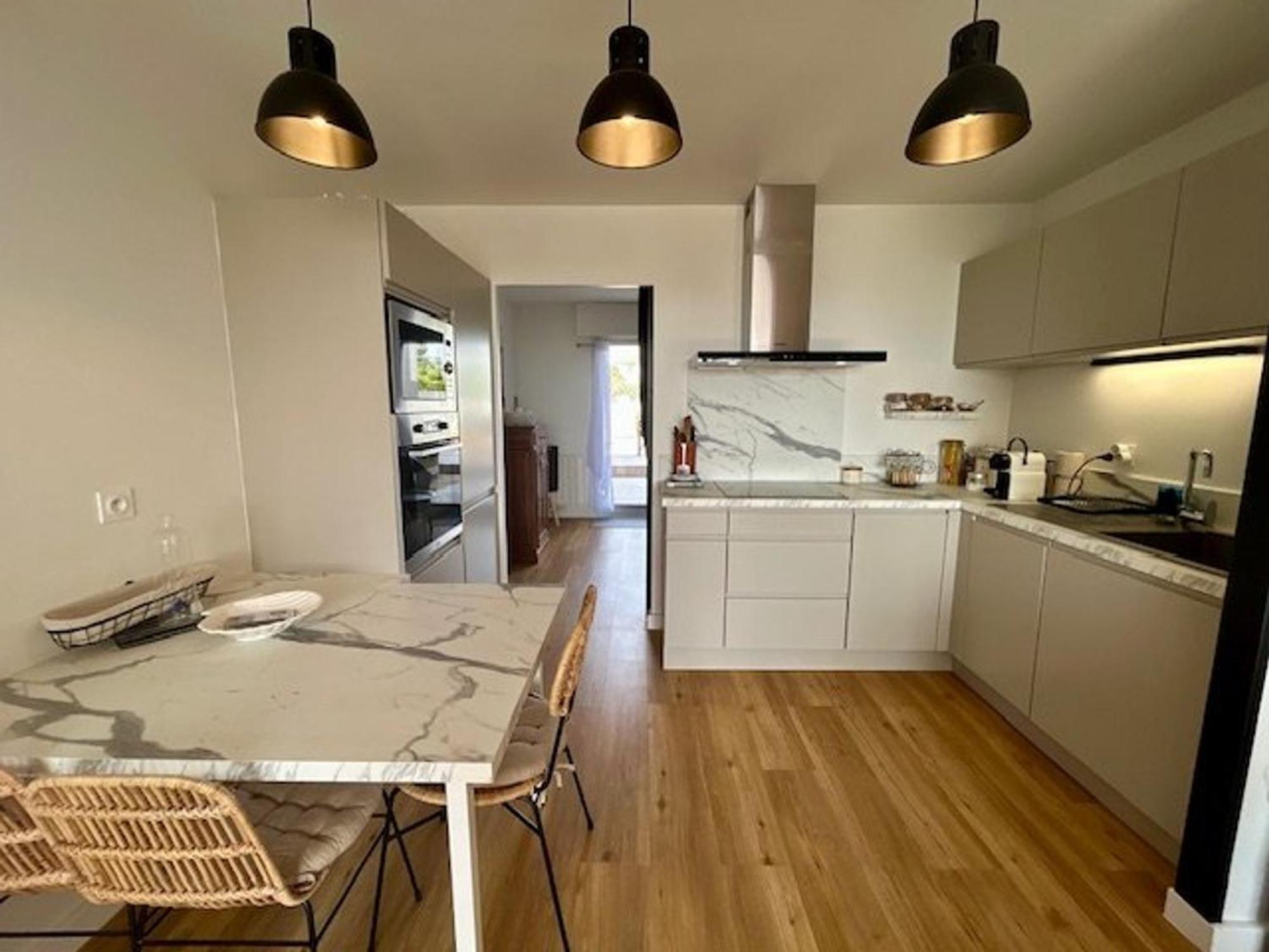 Bel T3 Renove Avec Vue Sur A - Fr-1-494-213 *